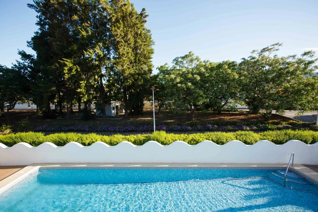 Vista a la mejor piscina de nuestros alojamientos cercanos a la playa de almadraba
