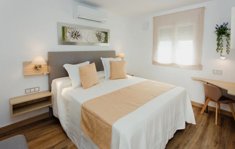 Habitación con cama grande, ideal para quienes buscan alojamiento cerca de la playa de almadraba