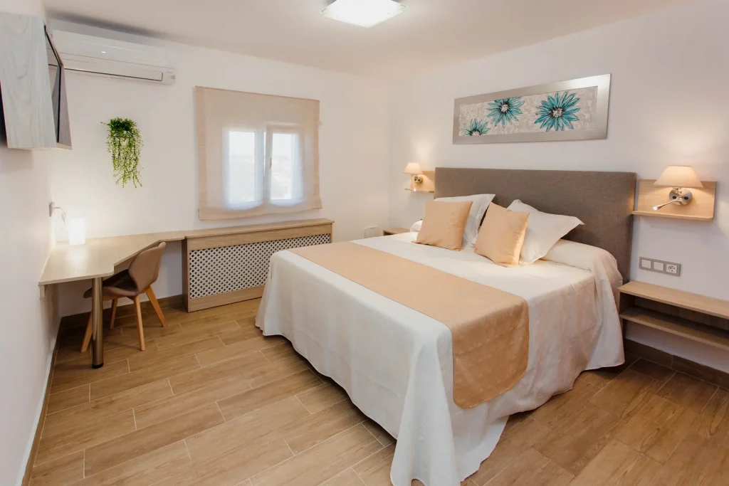 Una de nuestras habitaciones lujosas con cama de matrimonio grande y super cómoda.