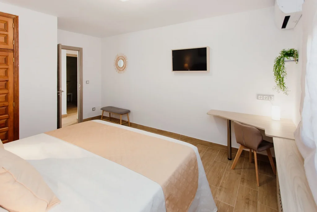 Habitación acogedora con cama doble y televisor para una estancia relajante en nuestro B&B en Denia.