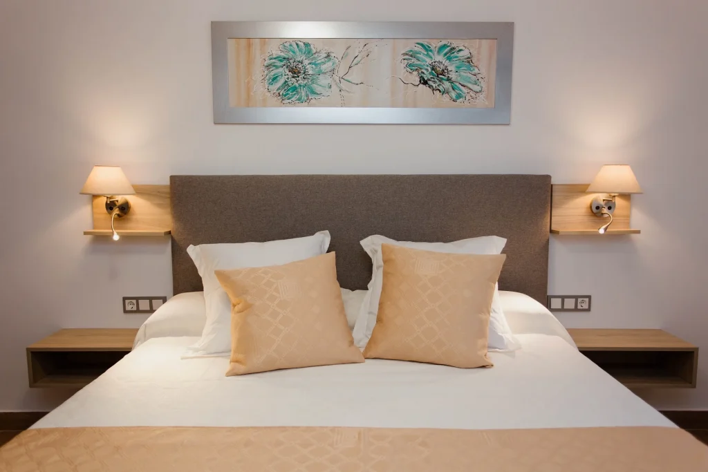 ¡Disfruta de esta acogedora cama de dos plaza, de casa felizia!. Somos uno de los mejores paradores de españa para poder vacacionar en denia.