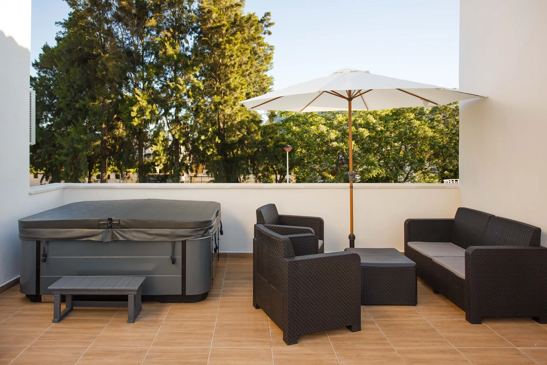 Disfruta de unas vacaciones fascinantes en Denia en Casa Felizia, donde la tranquilidad y relajación se funden en esta hermosa terraza con vistas panorámicas. ¡Visítanos y vive momentos inolvidables!