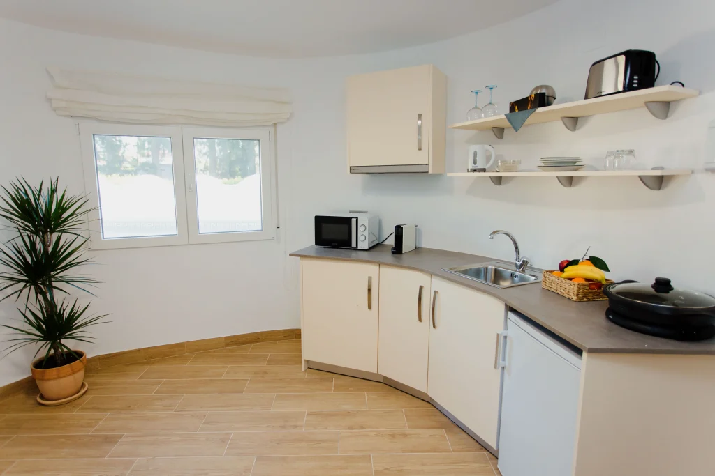 Disfruta de una cocina funcional y moderna en nuestro alojamiento en Denia