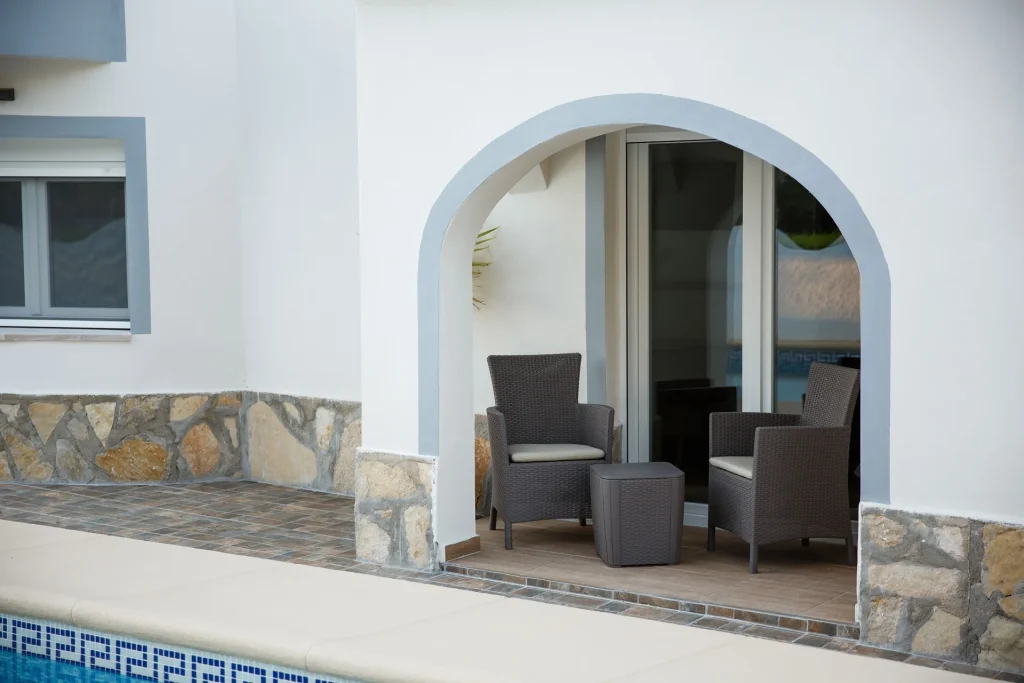 Habitación moderna y con terraza para alquilar en denia