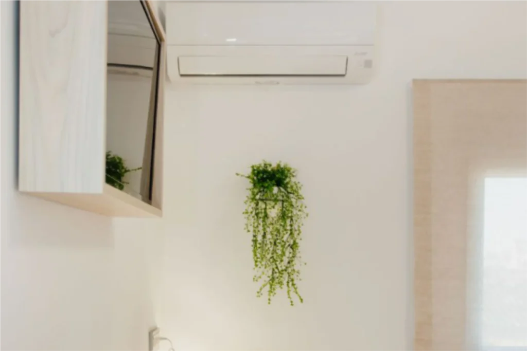 Área de trabajo funcional y confortable con silla y escritorio en nuestro alojamiento en Alicante