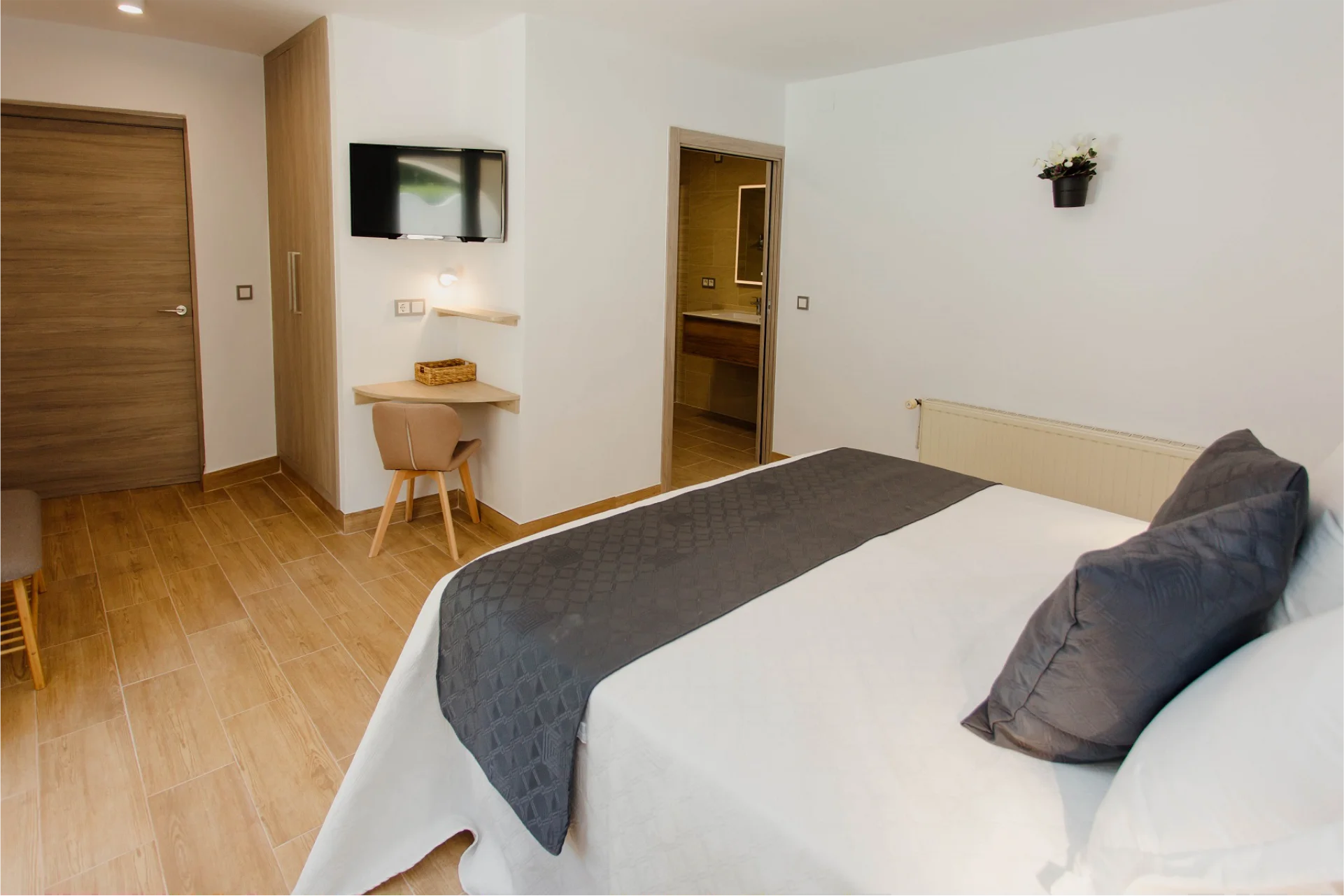 Experimenta una estancia tranquila en la habitación de nuestro alojamiento en Alicante.