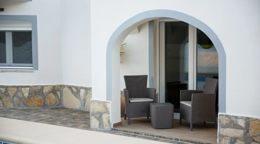 Habitación moderna y con terraza para alquilar en denia