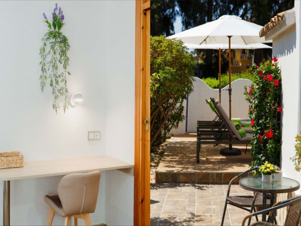 Patio acogedor con sillas al aire libre en nuestro apartamento en alquiler en denia